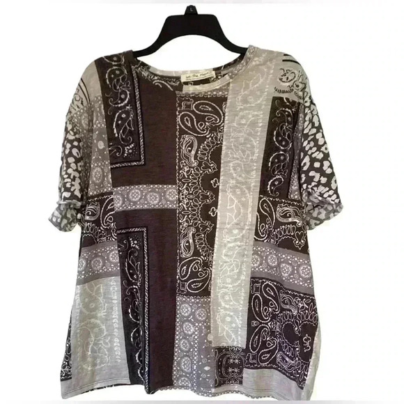 We The Free Boho Clarity Paisley Charcoal& Beige Short Sleeve Shirt size Medium - Picture 2 of 6
